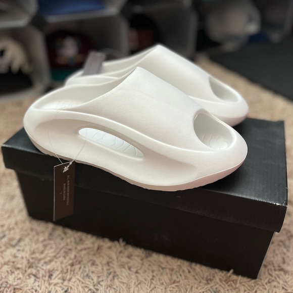 Trillium Slides, Womens 7, Palmer White - Picture 2 of 9